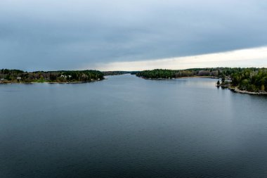 Stockholm Archipelago 'da gün batımı. Takımada Stockholm 'den 60 kilometre (37 mil) doğudaki Baltık Denizi' ne kadar uzanır.