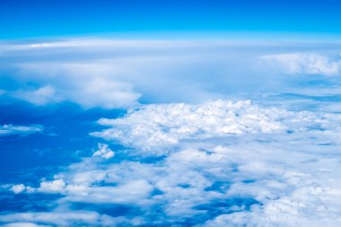 Gökyüzünün soyut bir görüntüsü. Yüksek açılı bir uçaktan alınan bulutlar..