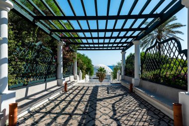 Kallithea 'da Pergola' dan Kubbe 'ye (Rodos, Yunanistan) - Metin çevirisi: 