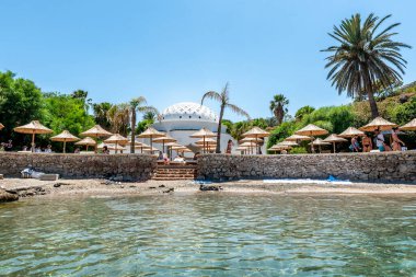 Rodos, Yunanistan 7 Temmuz 2024: Yunanistan 'ın Rodos Adası' ndaki Kallithea (Terme Kalithea) termal yayları içindeki plaj. Yüzme, Rodos turistleri arasında popüler bir cazibedir.