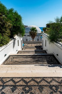 Rodos, Yunanistan - 7 Temmuz 2024: Kallithea Koyu 'nda yer alan Kallithea Springs' in güzel kompleksi. Rodos, Yunanistan