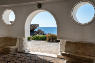 Kallithea Springs 'teki güzel binalar 1930' larda, Rodos Adası, Yunanistan, Avrupa 'da inşa edildi. Kallithea Terms, Kallithea Springs Yunanistan 'ın Rodos adasındaki Kallithea körfezinde yer almaktadır..