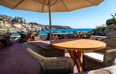 Körfez manzaralı bir sahil kafe. Yunanistan 'ın Rodos kentindeki Kallithea Springs' in sıcaklığı