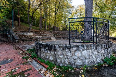 Niska Banja 'da küçük bir açık hava tiyatrosu, Sırbistan' da spa merkezi