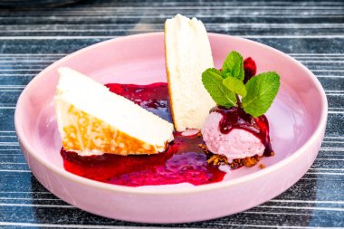Lezzetli Cherry Cheesecake Köy tabaklarında dilimlenmiş