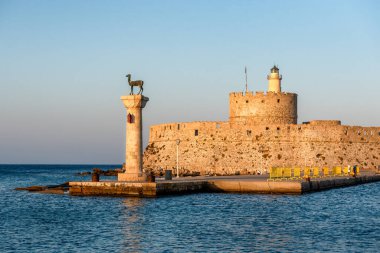 Agios Nikolaos Şatosu Rhodes 'taki tarihi Mandraki-Port limanına deniz feneri girişi olarak kullanılıyor.