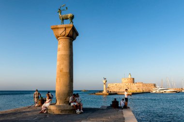 Rodos, Yunanistan. 7 Temmuz 2024: Rhodes 'taki Liman Kapıları ve Deniz Feneri balıkçılar ve turistlerle