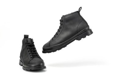 Erkek deri çizmeleri. Kırpma yolu içeren beyaz bir arkaplanda izole edilmiş