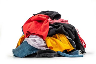 Tekstil geri dönüşüme hazır, beyaz arka planda izole edilmiş. Geri dönüşüm için bir yığın renkli kıyafet