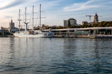 Malaga Limanı ve arka planda şehir, İspanya. Malaga Limanı, arka planda Gibralfaro Kalesi ve Malaga Katedrali ile birlikte şehir manzarası sunar, İspanya