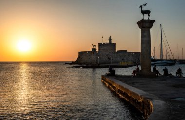Eski Rodos limanında gün doğumu. Rodos Limanı 'na ilk gün ışığında giriş. Rodos Adası, Yunanistan