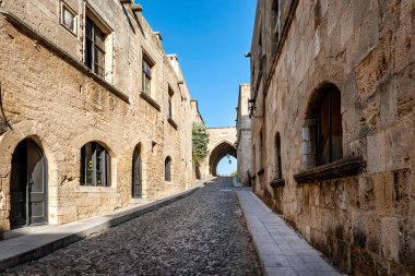 Knights Eski Rodos şehrine Yunanistan sokaklarında