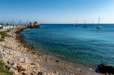Rhodes Adası limanı. Rodos limanı ve ünlü yel değirmenleri, tahkimatlardan manzara