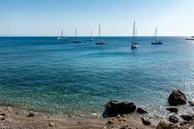 Mandraki limanının açıklarında Akdeniz 'de gün doğumunda yelkenli. Rhodes Adası. Yunanistan