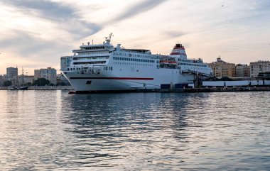 Malaga Limanı ve arka planda şehir, İspanya. Malaga Limanı, arka planda Gibralfaro Kalesi ve Malaga Katedrali ile birlikte şehir manzarası sunar, İspanya