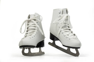 Beyaz buz pateni ayakkabıları ya da buz patenleri beyaza izole edilmiş ve kırpma yolu dahil