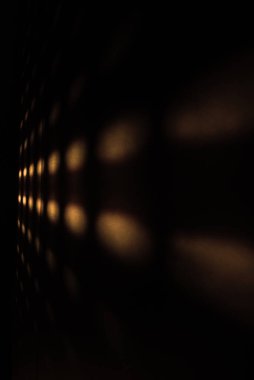 Güneşin perdelerden doğuşu soyut bir etki yaratır. Sabah güneşi pencerenin perdelerinden parlıyor Altın bir desen oluşturuyor