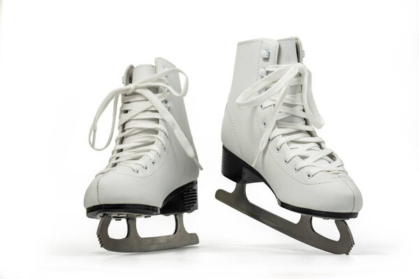 Белые кроссовки для катания на коньках или фигурные коньки, изолированные на белом с дорожкой для скалывания