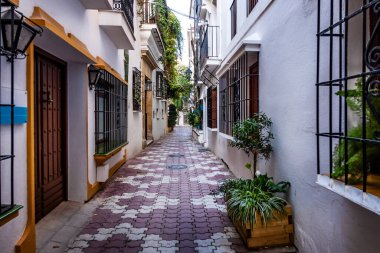 Marbella İspanya 'nın Endülüs şehrinde. Tipik İspanyol köyü beyazlatılmış evler dar sokaklar