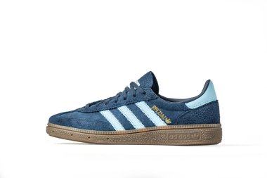 Belgrad, Sırbistan - 19 Ocak 2025. Adidas Özgün Hentbol Spezial Mavisi açık mavi çizgili. Klasik spor ayakkabı eğitmenleri. Kırpma yolu dahil olmak üzere beyaz arkaplanda izole edildi