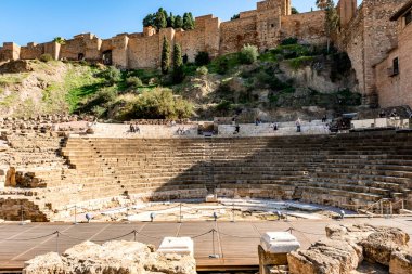 Malaga, İspanya - 10 Kasım 2024: Şehir manzarası Malaga. Roma tiyatrosu. Malaga City 'den şehir manzarası. Roma tiyatrosu ve Alcazaba