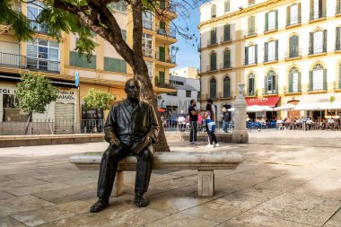 Malaga, İspanya - 10 Kasım 2024: İspanya 'nın Malaga kentindeki Casa Natal de Picasso' nun önünde Picasso heykeli