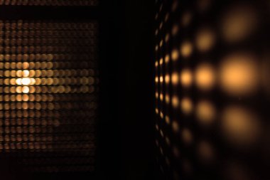 Güneşin perdelerden doğuşu soyut bir etki yaratır. Sabah güneşi pencerenin perdelerinden parlıyor Altın bir desen oluşturuyor