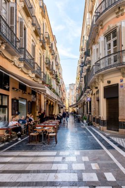 10 Kasım 2024, Malaga, İspanya - Kafeterya terasları ve dükkanları olan Malaga City sokak manzarası