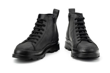 Erkek deri çizmeleri. Kırpma yolu içeren beyaz bir arkaplanda izole edilmiş