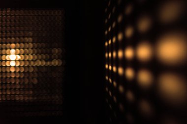 Güneşin perdelerden doğuşu soyut bir etki yaratır. Sabah güneşi pencerenin perdelerinden parlıyor Altın bir desen oluşturuyor