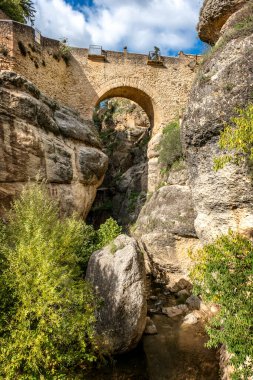 Puente Viejo, Eski Köprü, Güney İspanya, Ronda 'nın antik şehir duvarlarının yanında, Andalucia' nın çevresindeki Serrana de Ronda dağ sırasının manzaralı bir manzarası vardır..