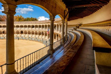Ronda, İspanya - 11 Kasım 2024: İspanya 'nın en eski ve en ünlü boğa güreş arenalarından biri olan Ronda' da, 1785 yılında inşa edildi.