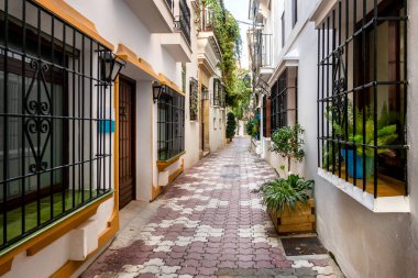 Marbella İspanya 'nın Endülüs şehrinde. Marbella sokakları, Endülüs bölgesindeki tipik İspanyol evleri.