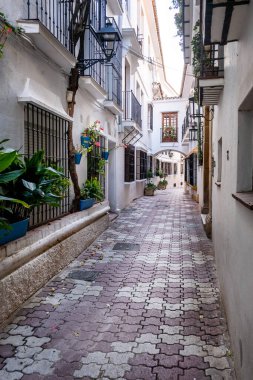 Marbella İspanya 'nın Endülüs şehrinde. Marbella sokakları, Endülüs bölgesindeki tipik İspanyol evleri.