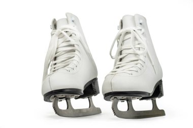 Beyaz buz pateni ayakkabıları ya da buz patenleri beyaza izole edilmiş ve kırpma yolu dahil