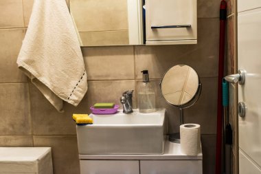 Banyo aynası ve lavabo, sabun, havlu.