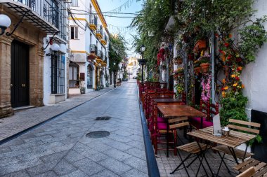 Marbella İspanya 'nın Endülüs şehrinde. Marbella sokakları, Endülüs bölgesindeki tipik İspanyol evleri.