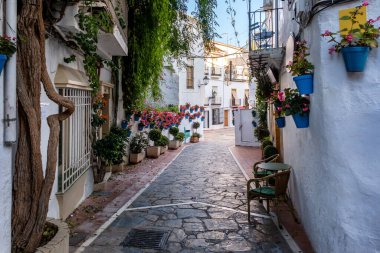 Marbella İspanya 'nın Endülüs şehrinde. Marbella sokakları, Endülüs bölgesindeki tipik İspanyol evleri.