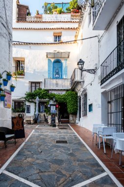 Marbella, İspanya - 11 Kasım 2024: Marbella İspanya 'nın Endülüs kenti. Marbella sokakları, Endülüs bölgesindeki tipik İspanyol evleri.