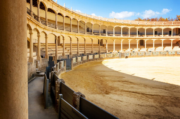 Ронда, Испания - 11 ноября 2024 года: Коррида в Ронде, одна из старейших и самых известных арен для корриды в Испании, построенная в 1785 году