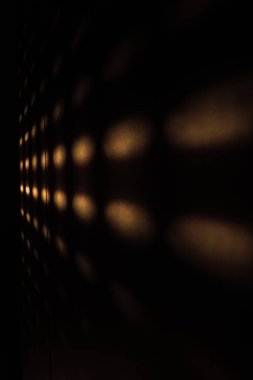 Güneşin perdelerden doğuşu soyut bir etki yaratır. Sabah güneşi pencerenin perdelerinden parlıyor Altın bir desen oluşturuyor