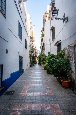 Marbella İspanya 'nın Endülüs şehrinde. Tipik İspanyol köyü beyazlatılmış evler dar sokaklar