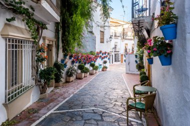 Marbella İspanya 'nın Endülüs şehrinde. Tipik İspanyol köyü beyazlatılmış evler dar sokaklar