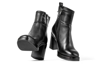 Dişi, yüksek topuklu, deri çizmeler. Kırpma yolu içeren beyaz bir arkaplanda izole edilmiş