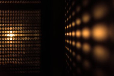 Güneşin perdelerden doğuşu soyut bir etki yaratır. Sabah güneşi pencerenin perdelerinden parlıyor Altın bir desen oluşturuyor