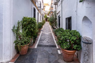 Marbella İspanya 'nın Endülüs şehrinde. Marbella sokakları, Endülüs bölgesindeki tipik İspanyol evleri.