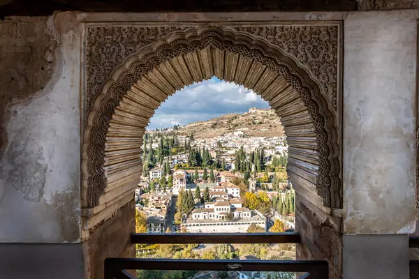 Endülüs İspanya 'sında Alhambra Arch Granada Cityscape. Alhambra Şatosu Entrika Mağribi Şehir Tasarımı Granada Endülüs İspanya