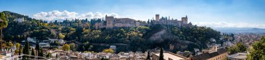 Albaisin 'den Granada Sarayı' nın Alhambra Panoraması. Albaicin, Granada, İspanya 'dan Alhambra Sarayı Panoraması