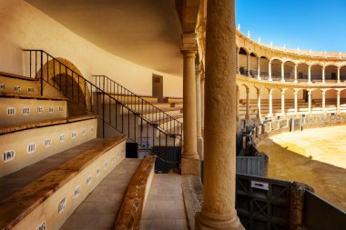 Ronda, İspanya - 11 Kasım 2024: İspanya 'nın en eski ve en ünlü boğa güreş arenalarından biri olan Ronda' da, 1785 yılında inşa edildi.