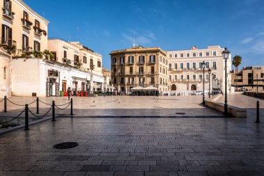 Bari, İtalya - 7 Mart 2025 Piazza del Ferrarese. Bari. Apulia ya da Puglia. İtalya. Eski kasabanın resimli köşesi..